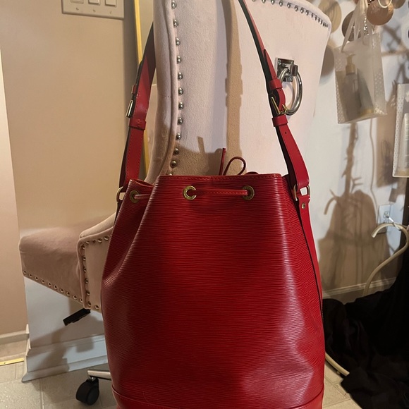 Sale! ✨Louis Vuitton large Noe Red Bucket tote bag. Drawstring closure.Stunning - Picture 4 of 10